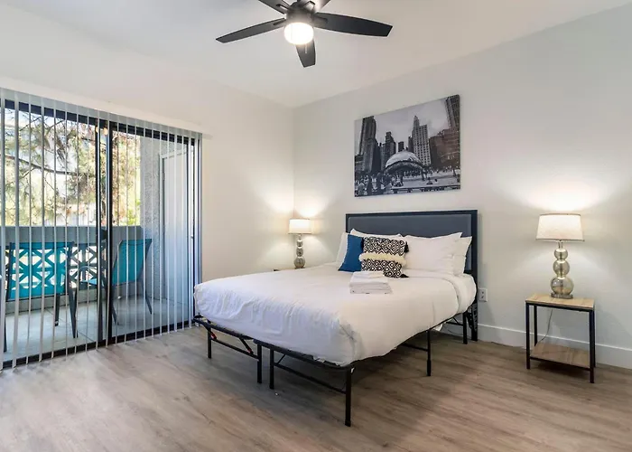 Apartment Cozysuites At Kierland Commons