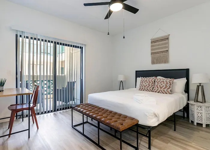 Apartment Cozysuites At Kierland Commons